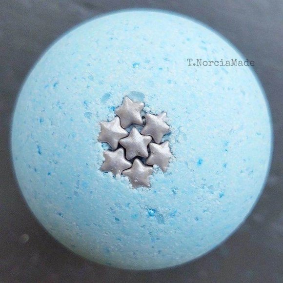 Dreamweaver Bath Bomb: Blue Kiwi - Picture 2 of 4